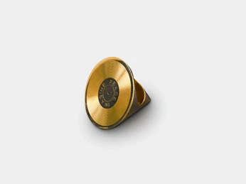 Yoko Ono, Ring Ring mit der Gravur "Imagine Peace".Ring with the engraving "Imagine Peace".