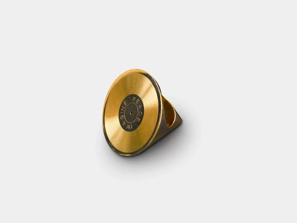 Yoko Ono, Ring Ring with the engraving "Imagine Peace".
