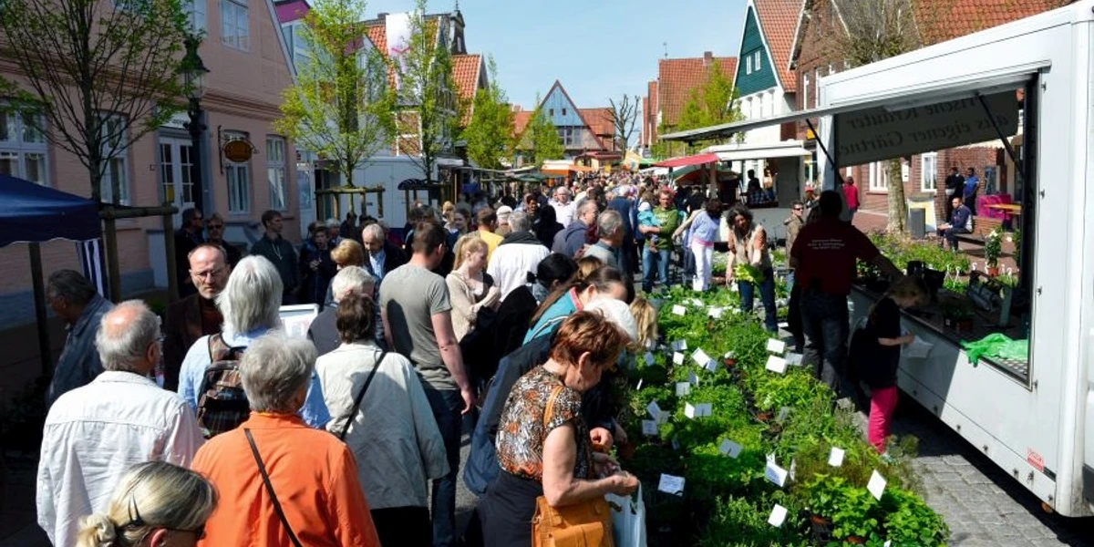 Otterndorfer Bauernmarkt Besucher schlendern über den Otterndorfer Bauernmarkt mit regionalen Ständen