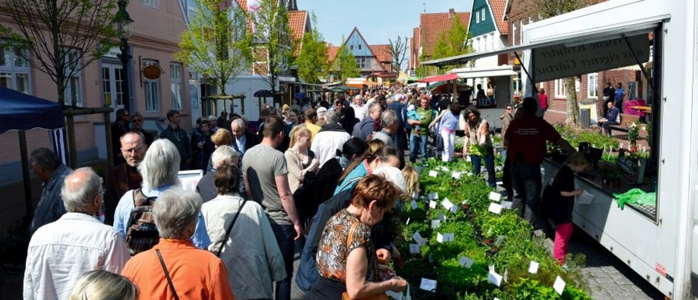 Otterndorfer Bauernmarkt Besucher schlendern über den Otterndorfer Bauernmarkt mit regionalen Ständen