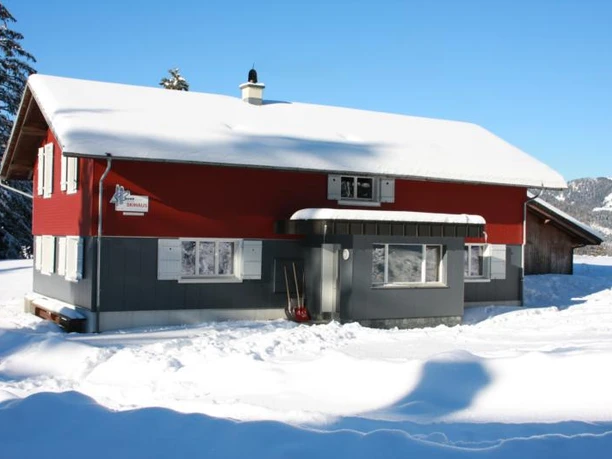 Skihaus Aussenansicht Winter