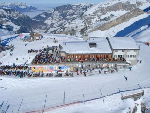 Berghotel Bonistock: Luftaufnahme im Winter