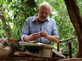 Szenenfoto aus dem ARD-Spielfilm Verschollen - Klemens Stadler (Axel Milberg) findet die Bodenproben, die sein verschwundener Sohn gesammelt hat.JPG