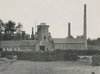 Ziel waren Orte wie die Winterbacher Eisenhütte zwischen Hilchenbach-Dahlbruch und Hilchenbach-Müsen, hier kurz vor ihrer Stilllegung 1907. Hier stand der letzte Holzkohlehochofen des Siegerländer Revieres.