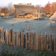 Im archäologischen Freilichtmuseum Titz, Kreis Düren, ist ein eisenzeitliches Gehöft nachgebaut, wie es auch hier gestanden haben könnte. Typisch sind kleine Gebäude aus Holz und Lehm.