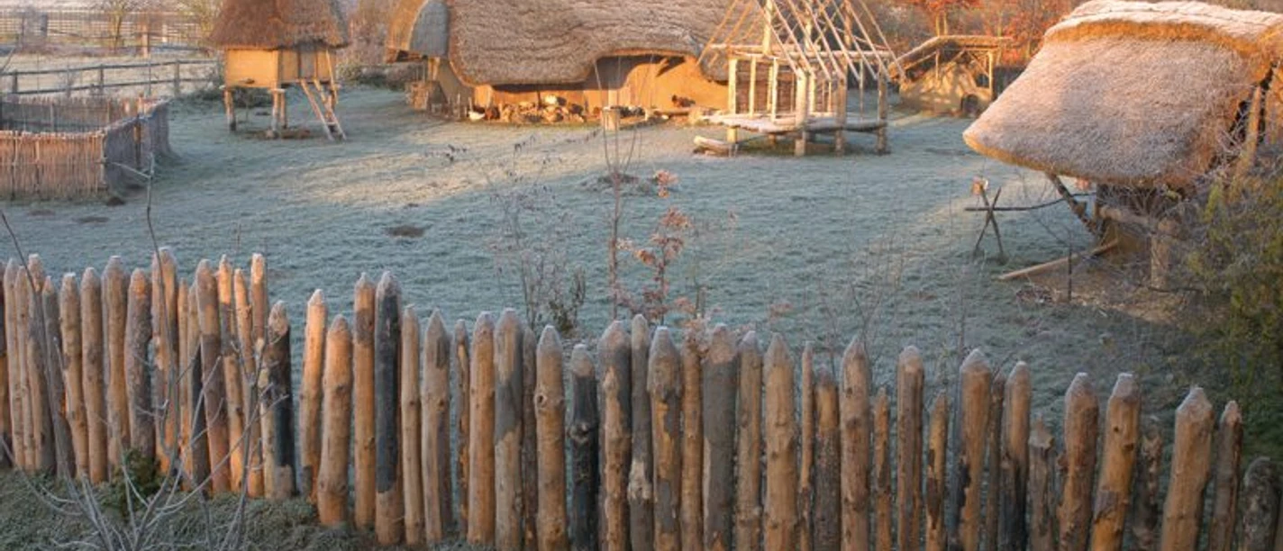 Im archäologischen Freilichtmuseum Titz, Kreis Düren, ist ein eisenzeitliches Gehöft nachgebaut, wie es auch hier gestanden haben könnte. Typisch sind kleine Gebäude aus Holz und Lehm.
