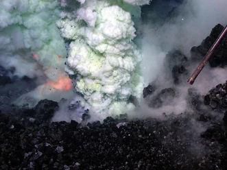 Beim unterseeische Vulkan West Mata in 1000 Metern Tiefe sieht man sogar austretendes Magma. Hier an der heutigen „Bilsburg“ war der Vulkanausbruch vor 400 Millionen Jahren vom Prinzip her ähnlich, wenn auch weit heftiger.