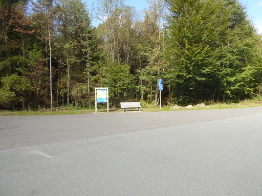 Ausreichend Parkplätze findest Du am Dill