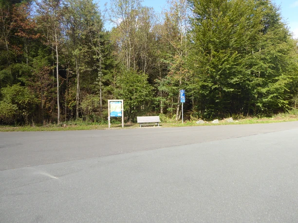 Ausreichend Parkplätze findest Du am Dill