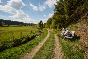 Rastplatz mit Aussicht auf den Flusslauf