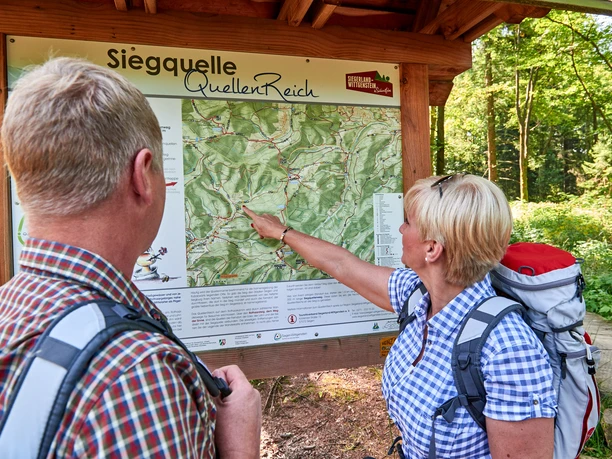 Wandertafeln beschildern das Areal rund um die Siegquelle bei Netphen