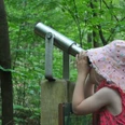 Walderlebnispfad Siegquelle: Kind schaut durch Fernrohr