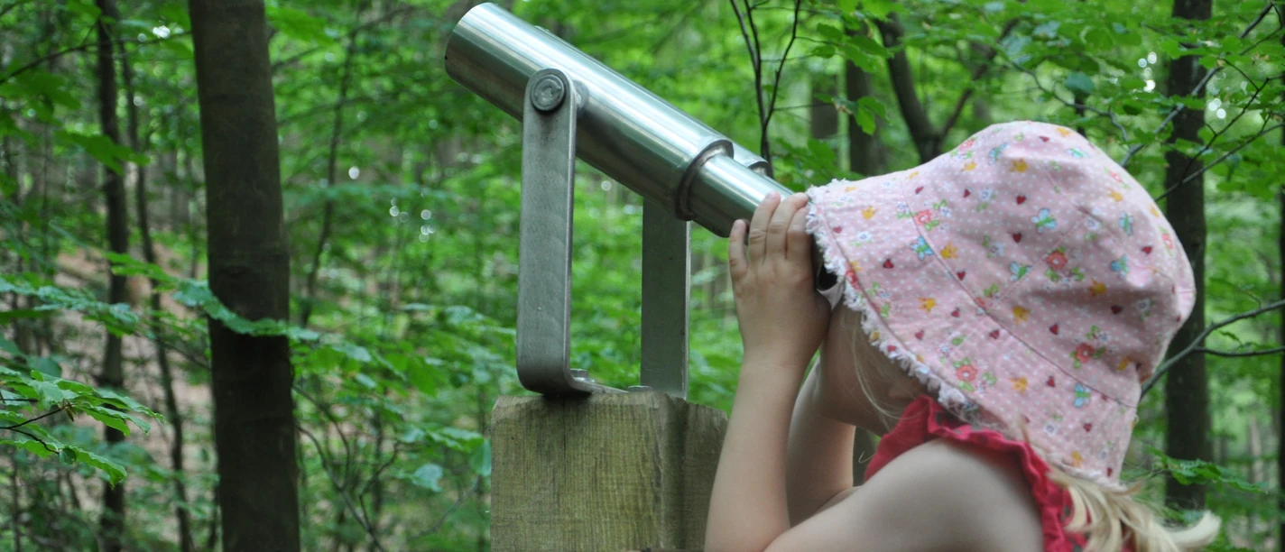 Walderlebnispfad Siegquelle: Kind schaut durch Fernrohr