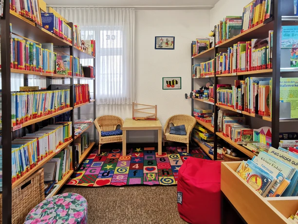 In der Kinderecke der Bücherei gibt es neben Kinderbüchern und Bilderbüchern auch Spielsachen.