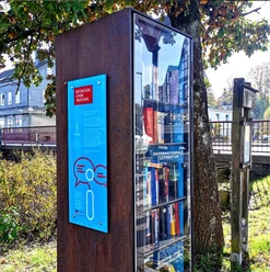 Ein Schrank voller Bücher im Erndtebrücker Mühlenweg
