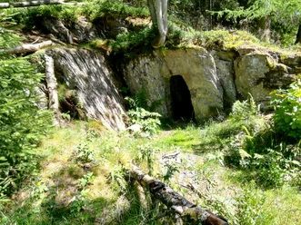 Spannende Entdeckungen auf dem Weg - Der Gewölbekeller, im Fels des Berghanges, ist ein Relikt der Wüstung Fuchshausens.