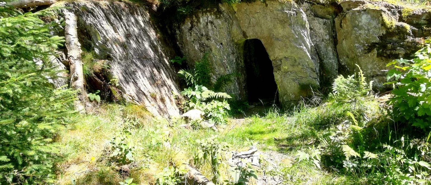 Spannende Entdeckungen auf dem Weg - Der Gewölbekeller, im Fels des Berghanges, ist ein Relikt der Wüstung Fuchshausens.