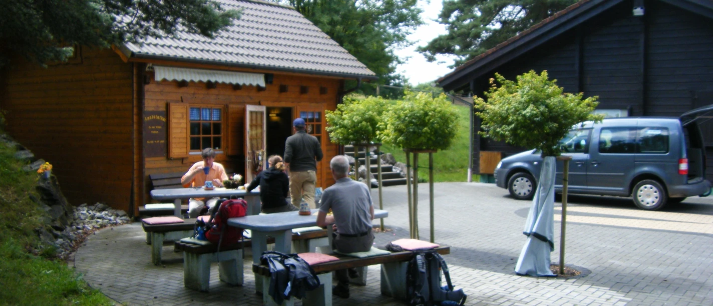 Tische mit Sitzmöglichkeiten