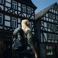 Rothaarsteig-Wanderin vor den Fachwerkhäusern von Dillenburg