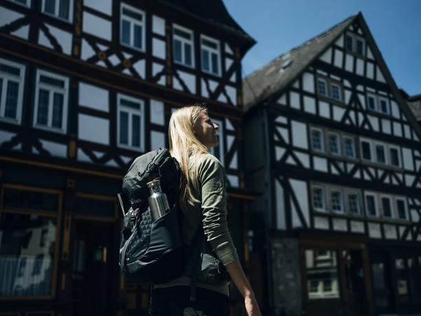 Rothaarsteig-Wanderin vor den Fachwerkhäusern von Dillenburg