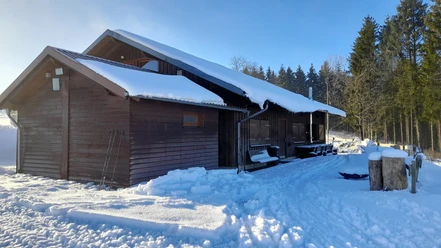 Die Skihütte im Winter.