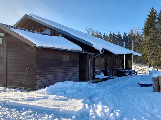 Die Skihütte im Winter.