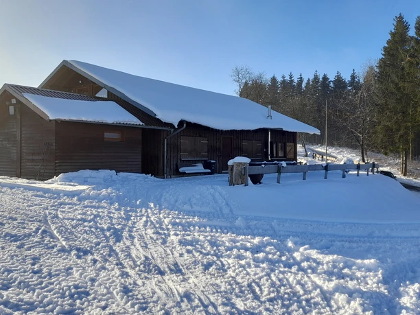 Die Skihütte im Winter.