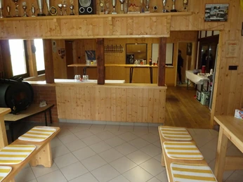 Die Skihütte ist gemütlich eingerichtet und bietet genügend Platz für Vereinstreffen und Feierlichkeiten.