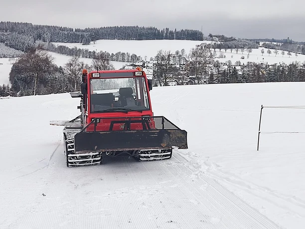 Der Skiclub spurt die Loipen auf dem Gickelsberg.