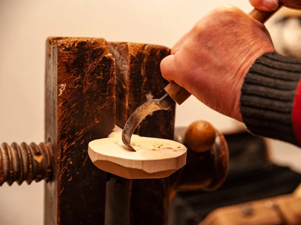 Löffelschnitzen in der Drehkoite Girkhausen