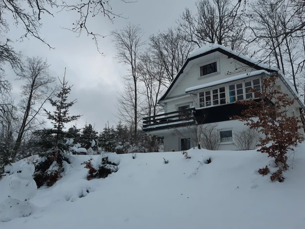 Skihütte auf der Steinert im Winter