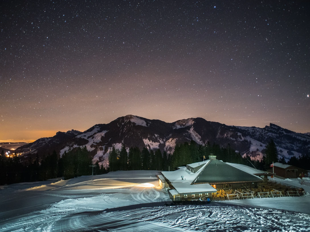 Winter Nacht Ski Huette Schwarzenegg Soerenberg Samuel Buettler (3)