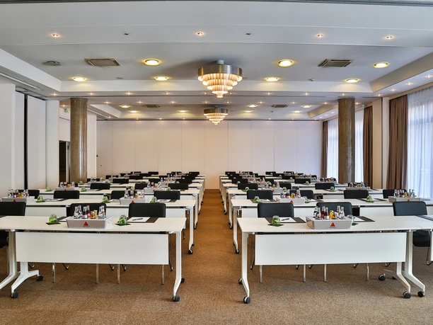 Frankfurt Messe Affiliated by Meliá - Tagungsraum Tagungsraum mit Tischreihen und Säulen.