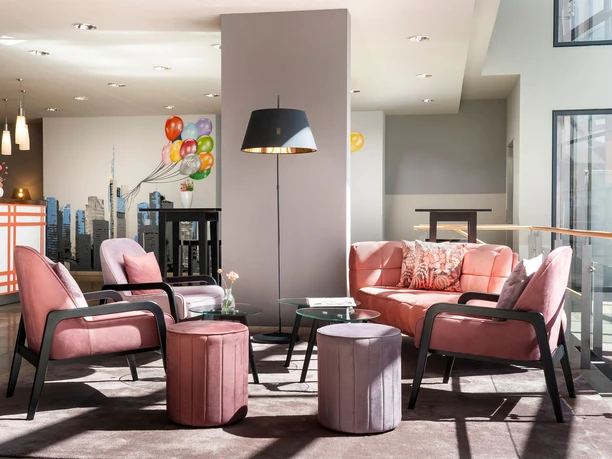 mainhausStadthotelFrankfurt - Lobby Gemütliche Lobby mit rosa Sitzgruppe und Wandbild