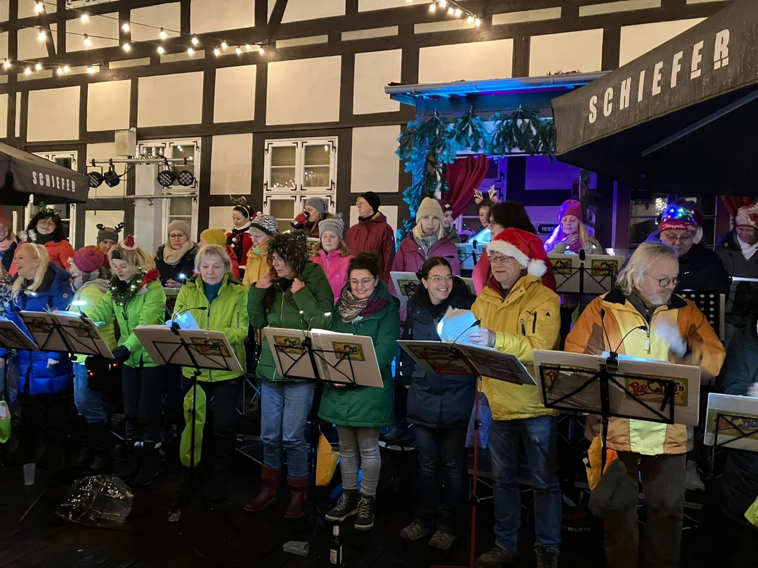 Weihnachtskonzert des Pop Chor´n Goslar auf dem Weihnachtsmarkt Goslar Weihnachtskonzert des Pop Chor´n Goslar auf dem Weihnachtsmarkt Goslar