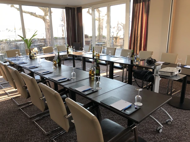 Rheinhotel Nierstein - Tagungsraum Tagungsraum mit U-Tafel und Terrassenzugang.