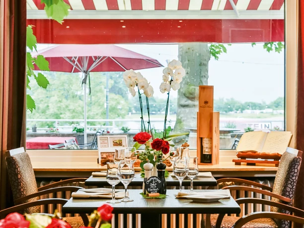 Rheinhotel Nierstein - Set table Set table by the window with terrace view.