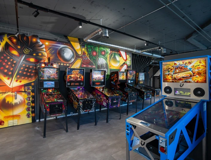 Gameorama.jpg Flipperkästen im Gameorama, LuzernPinball machines at Gameorama, LucerneCaisses de flipper au Gameorama, Lucerne