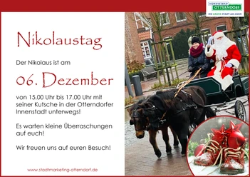Nikolaus fährt in Otterndorf in einer Pferdekutsche durch die Innenstadt und winkt fröhlich.