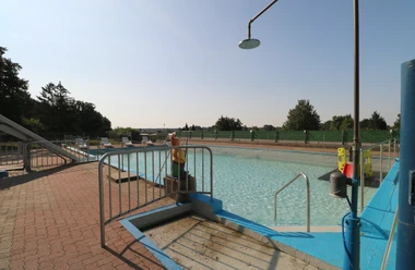 Swimmingpool im MoinCamp Blick auf den Swimmingpool mit Liegestühlen und Außendusche im MoinCamp