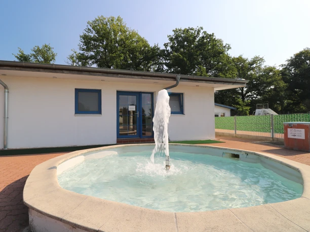 Sanitärhaus bei MoinCamp Babybecken vor dem Eingang des Sanitärhauses bei MoinCamp