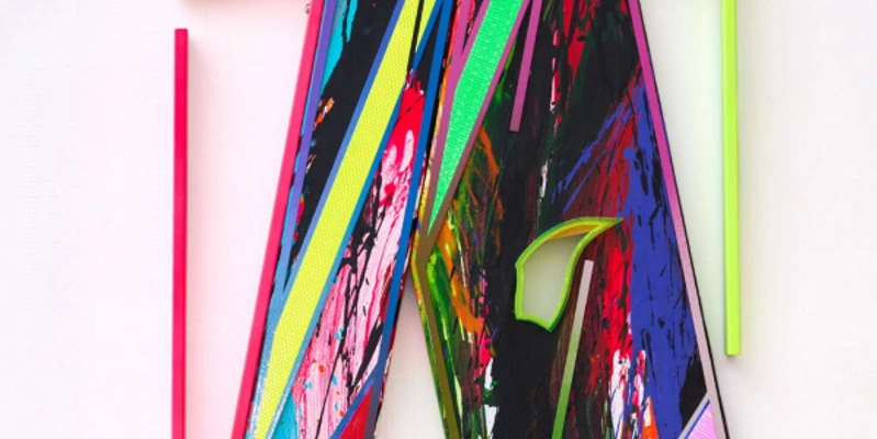 NEMES MARTON- MGK Otterndorf Abstraktes Kunstwerk in leuchtenden Neonfarben mit geometrischen Formen und dynamischen Linien.