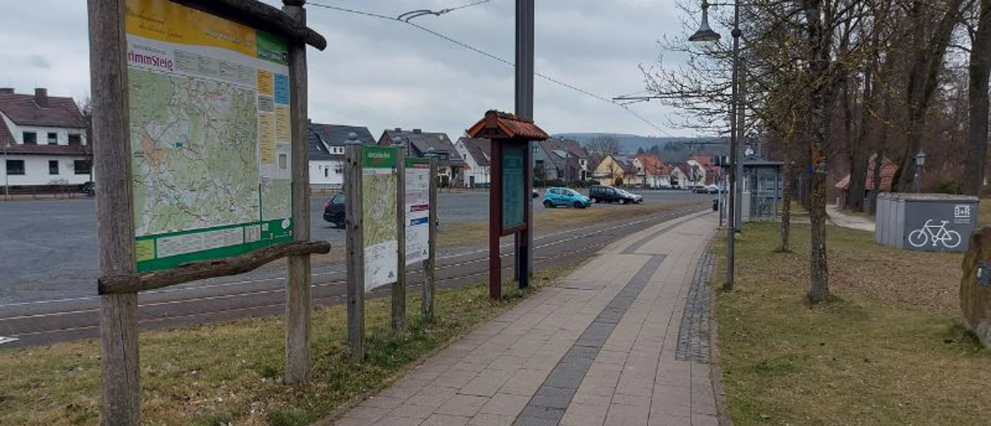 Wandertafel_an_der_Tram-Haltestelle_Hessisch_Lichtenau__c_Claudia_Krabbes.jpg