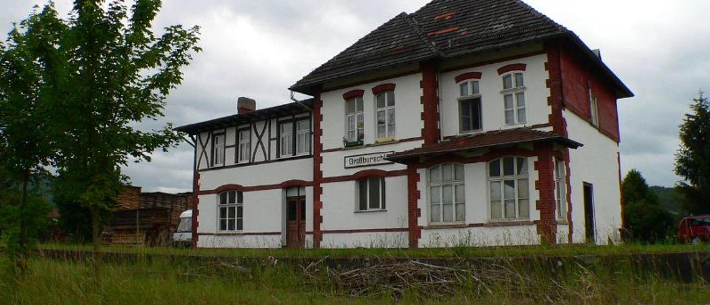 ehemaliger_Bahnhof_Grossburschla__c_Presse03_CC-BY-SA.jpg