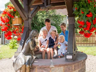 Goldmarie-Brunnen.jpg