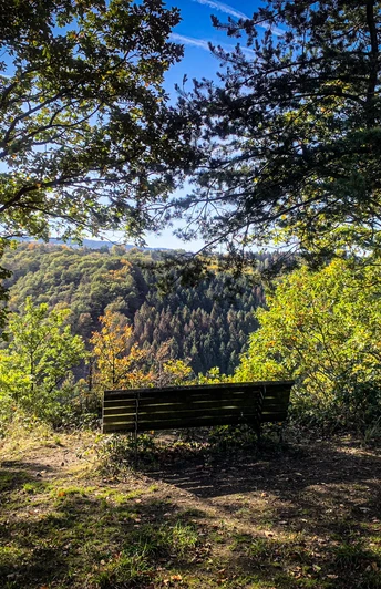 Bank mit Ausblick auf Etappe 6