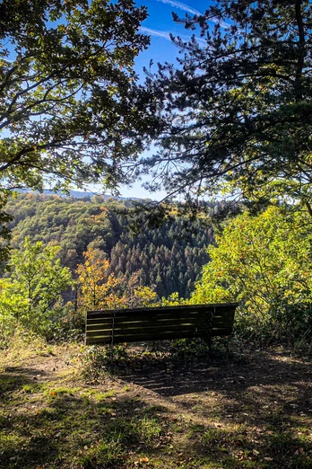 Bank mit Ausblick auf Etappe 6