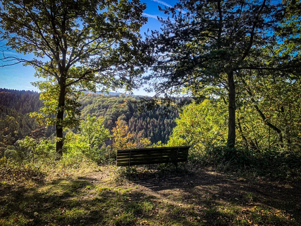 Bank mit Ausblick auf Etappe 6