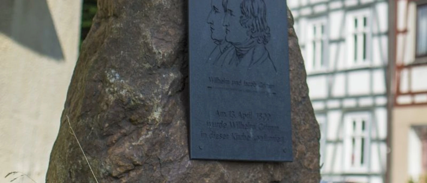 Brueder-Grimm-Gedenkstein_Grossalmerode__c_Paavo_Blofield.jpg