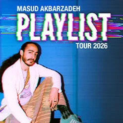 Person sitzt lässig vor blauem Hintergrund, dazu greller Titeltext Playlist Tour 2026.